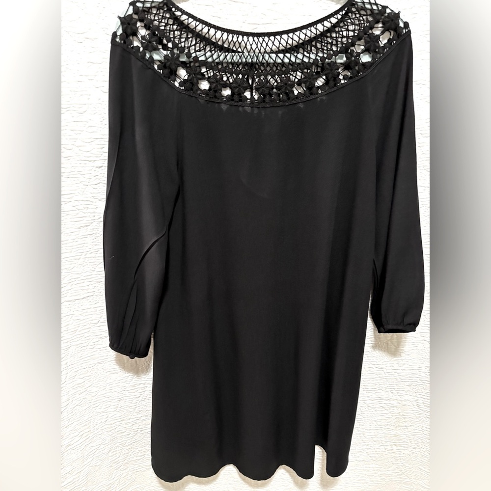 Forever 21 womens black dress with detail neckline